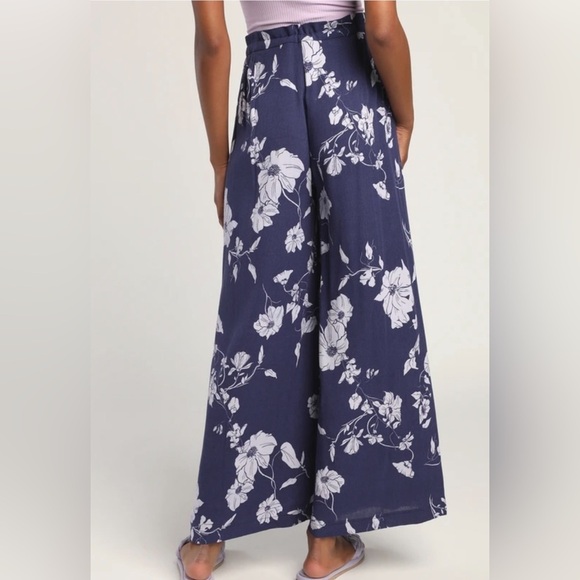 🚨 NWT Lulus Growing On You Navy Blue Floral Print Wide Leg Pants. Size Medium. - Picture 2 of 4